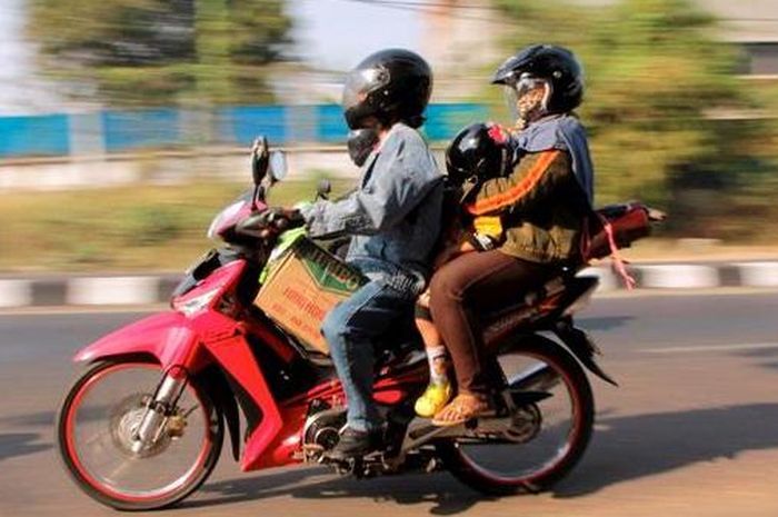 Ilustrasi mudik naik motor. Polisi Akui Kesulitan Menghalangi Aksi Pemudik Lokal di Jabodetabek 