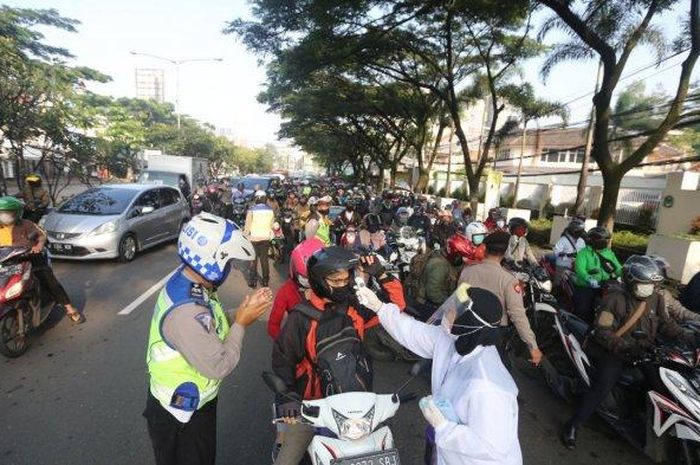 Pemerintah Kota (Pemkot) Bandung berlakukan larangan berboncengan menggunakan sepeda motor selama PSBB berlangsung.