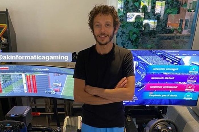 Selain tambah brewokan, Valentino Rossi juga membangun dua simulator balap mobil sambil nunggu MotoGP 2020 dimulai.