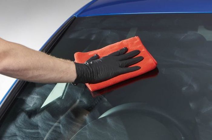 Ilustrasi memoles kaca mobil dengan glass polish