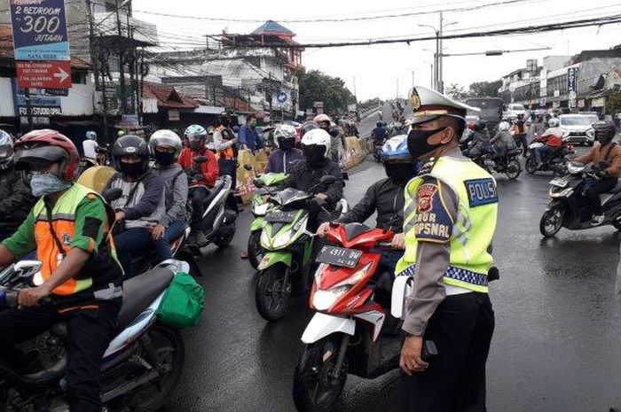 Pemeriksaan petugas di check point PSBB Simpang Pasar Cibinong, Kabupaten Bogor. 
