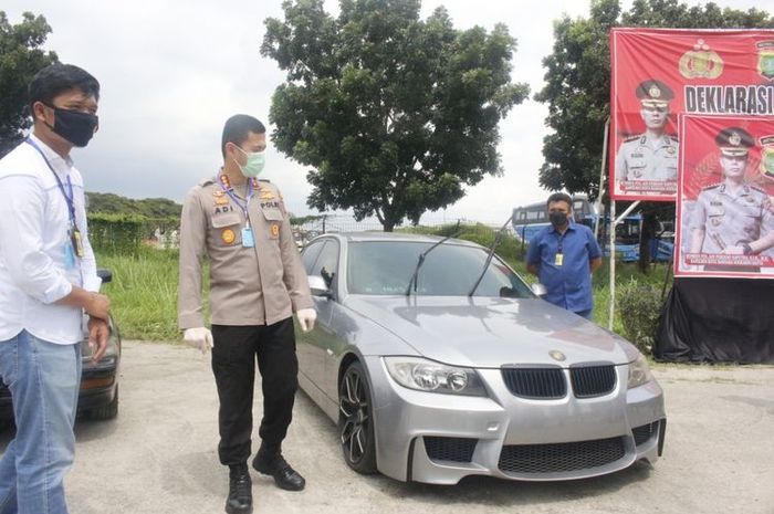 Mobil BMW yang terparkir lebih dari setahun di Bandara Soekarno-Hatta dibawa ke Polres Bandara Soekarno-Hatta, Jumat (24/4/2020)