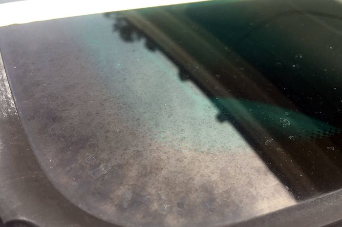 Ilustrasi jamur kaca pada mobil