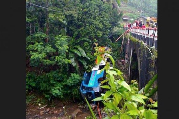 Sebuah kecelakaan tunggal terjadi di Desa Prigi Kecamatan Sigaluh Banjarnegara, Jumat pagi (24/4/2020). Bus dengan label PO Debora terjun ke sungai di sisi jalan nasional Banjarnegara-Wonosobo. 