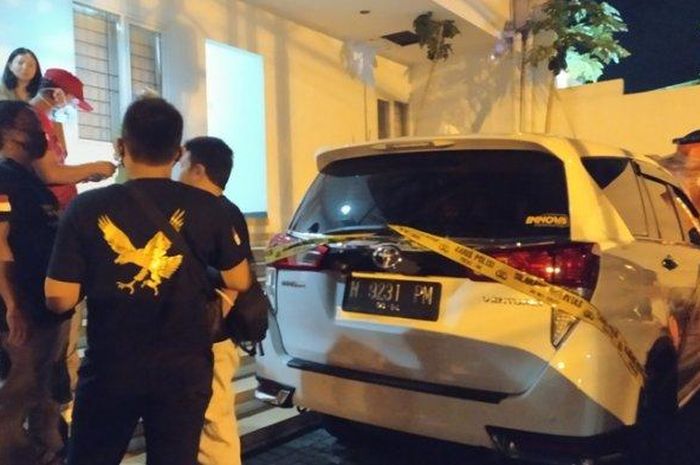  Petugas tim Alap-alap Polsek Tembalang dipimpin Panit 2 Reskrim Ipda Endro Soegijarto memeriksa mobil misterius yang meresahkan penghuni kos di Semarang, Kamis (23/4/2020) malam