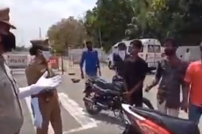 Viral Polisi India Paksa Pemotor yang Langgar Aturan Masuk Ambulans
