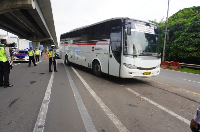 Tiga jalan tol yang dioperasikan PT Jasa Marga per tanggal 24 April dilakukan penyekatan, kedapatan mudik disuruh putar balik