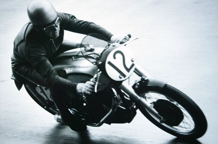 Geoff Duke, pembalap yang pertama berhasil juara dunia GP500 atau MotoGP dengan dua merek motor berbeda