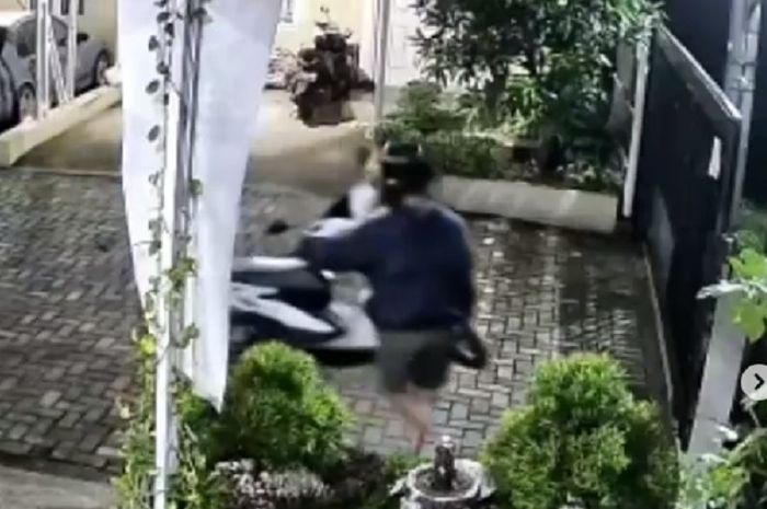 Pencuri motor angkat ban depan terkam CCTV