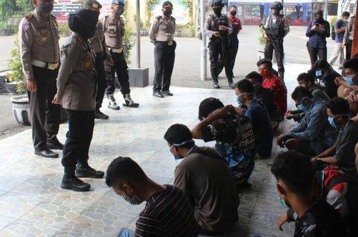 Sebanyak 22 remaja diamankan polisi beserta 25 motor yang akan digunakan untuk balapan di Jalan Kedung Cowek Surabaya.
