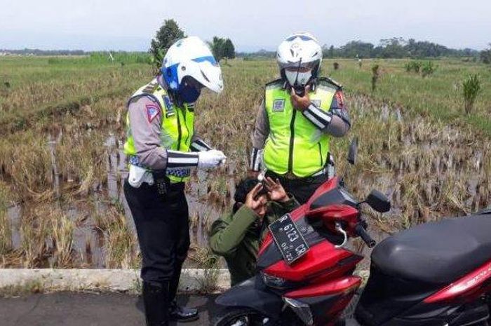 Anggota Satlantas Polres Purbalingga tangkap pencuri Kamera yang melakukan aksinya di wilayah Kecamatan Padamara sambil mengendarai Yamaha Mio Soul GT.