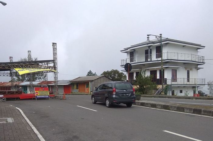 Sebuah Toyota Avanza berwarna silver dengan pelat nomor B melintas di Pos Penyekatan Cemoro Sewu