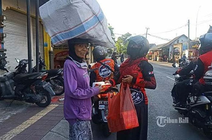 Relawan YNCI DBC membagikan nasi kotak gratis di tengah pandemi Covid-19