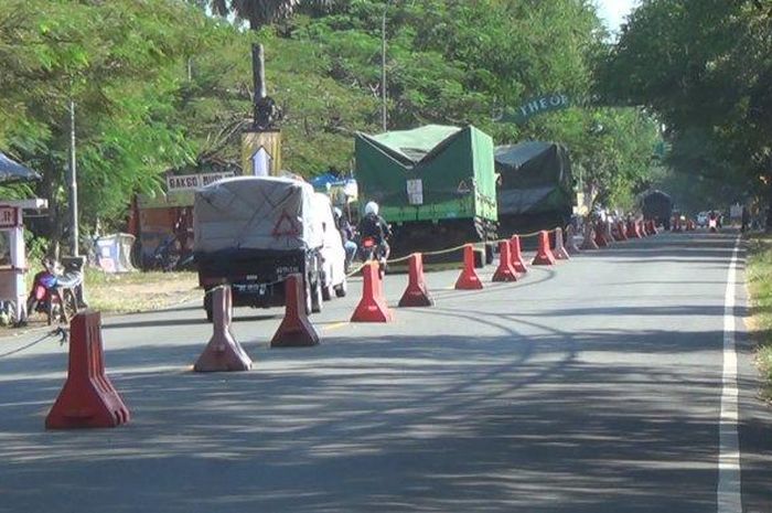 Ilustrasi: Pemasangan Pembatas jalan oleh pihak Satlantas Jembrana, dua kilometer sebelum Pelabuhan Gilimanuk