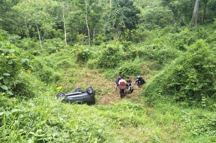 Toyota Agya kecelakaaan terjun ke jurang dengan posisi terbalik di jalan Banda Aceh-Medan, Gampong Suka Damai, Lembah Seulawah, Aceh Besar