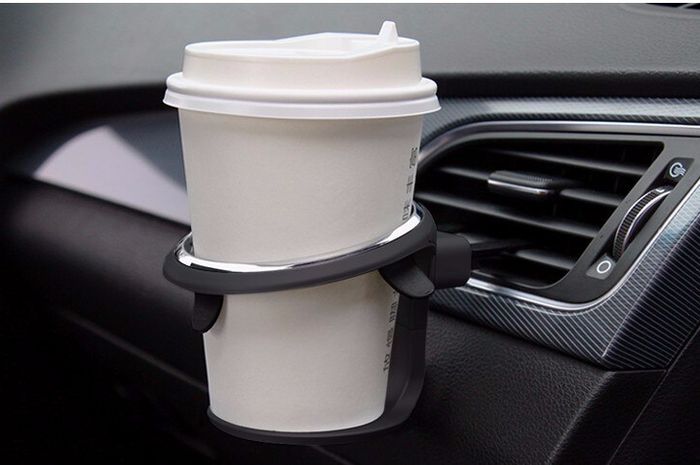 Ilustrasi cup holder yang terpasang pada kisi-kisi AC mobil