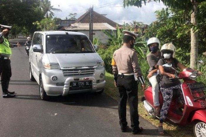 Personel Satlantas Polres Bangli periksa kendaraan pengangkut pemudik