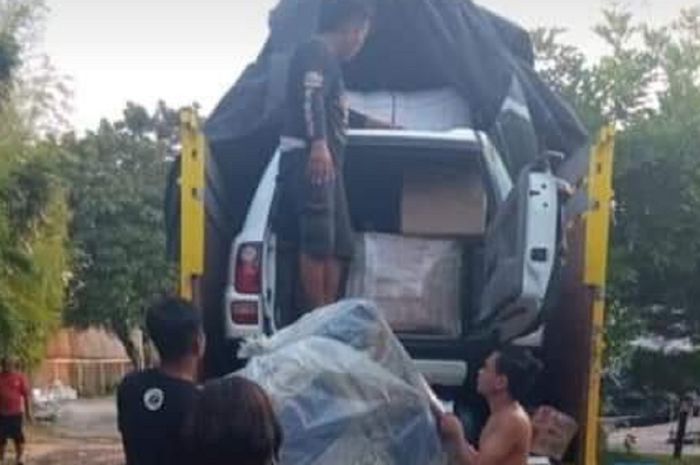 Sebuah foto yang mengilustrasikan pemudik nekat menyembunyikan kendaraannya ke dalam truk logistik demi mengecoh petugas