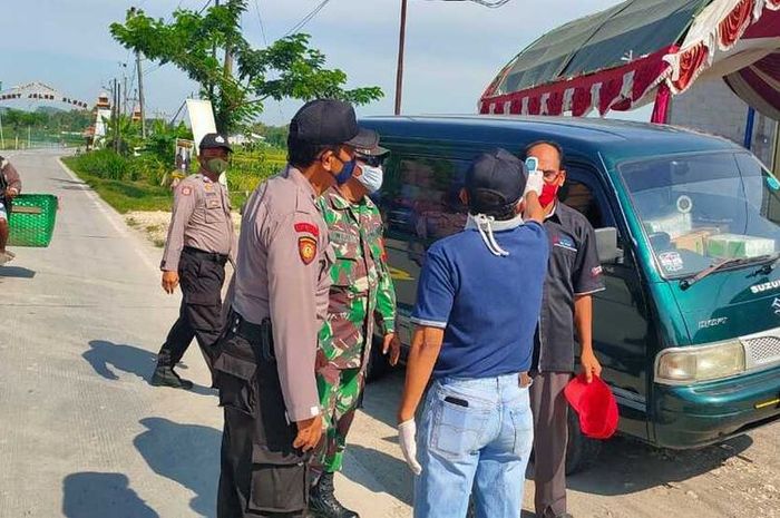 Seorang pengendara Suzuki Carry diperiksa petugas di salah satu pos pantau Kabupaten Blora