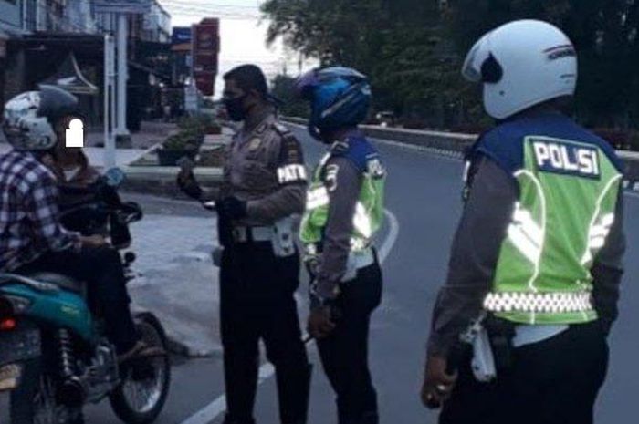 Personel Satlantas Polres Bireuen melakukan patroli untuk membubarkan aksi balap liar.