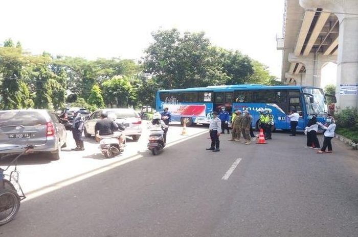 Penutupan perbatasan Jakabaring Palembang-Banyuasin Ditutup Pakai Bus Trans Musi saat sosialisasi penerapan PSBB Palembang.