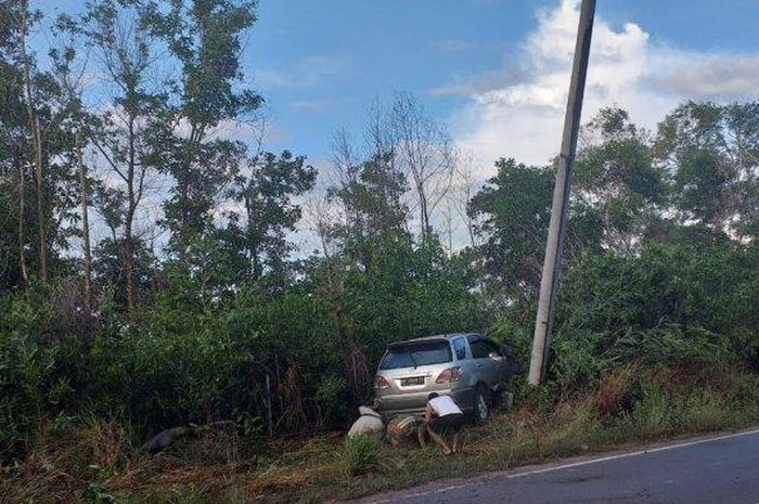 Foto mobil Toyota Lexus BP 1566 TI tanpa pengemudi yang mengalami kecelakaan di Jalan Galang Batang, Kecamatan Gunung Kijang, Bintan, Minggu (26/4/2020)