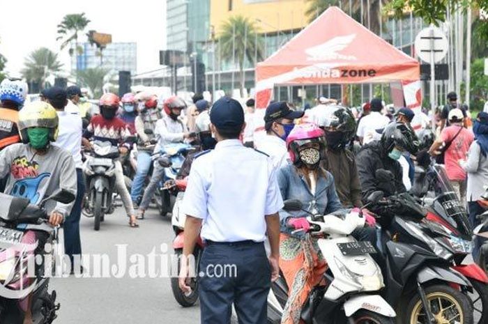 Ilustrasi kerumunan pengendara di check point PSBB Surabaya