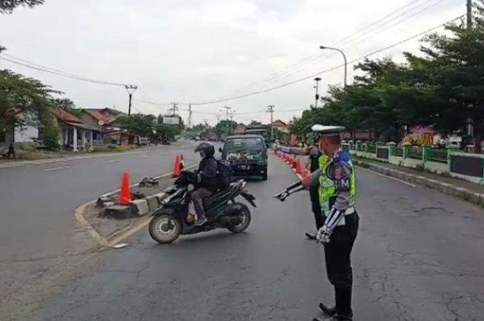 Para kendaraan pemudik yang melintas di Jalur Pantura Indramayu saat diminta putar balik oleh polisi, Senin (27/4/2020).