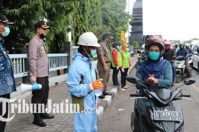 Di hari pertama penerapoan PSBB di resik masih banyak pengendara yang melakukan pelanggaran