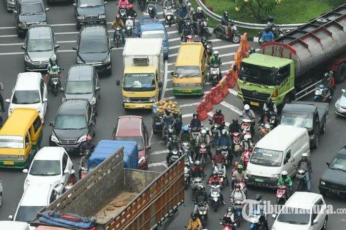 Kepadatan kendaraan di check point Bundaran Waru, Kota Surabaya