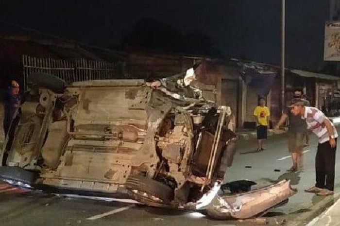 Datsun Cross terguling setelah jungkir balik akibat terjang beton flyover Cipondoh, Tangerang, Banten