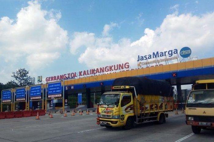 Gerbang Tol (GT) Kalikangkung, Semarang disekat dan dijaga petugas gabungan untuk halau pemudik, Senin (27/04/2020).