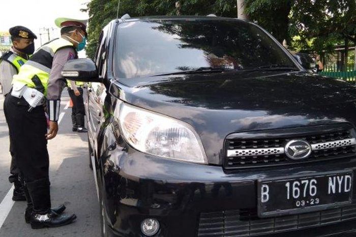 Satlantas Polres Klaten melakukan operasi penyekatan di jalan utama perbatasan Jateng-DIY, tepatnya di Gapura Prambanan, Klaten, Senin (27/4/2020).