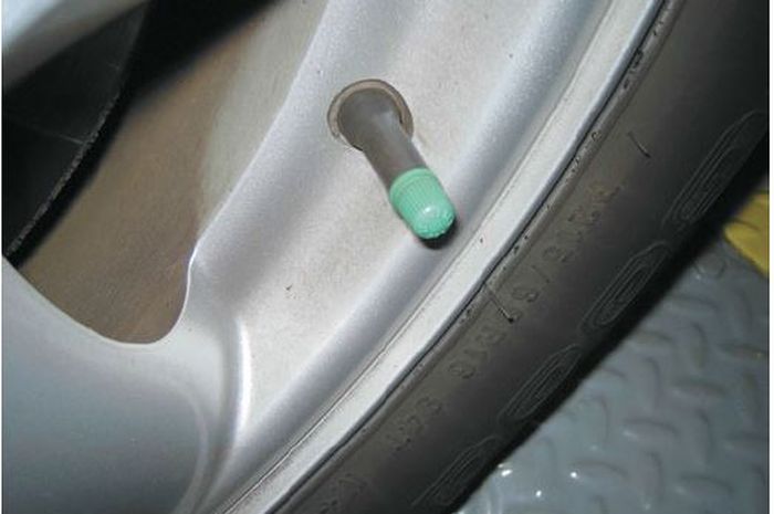 Ban yang diisi nitrogen biasanya ditandai dengan tutup pentil warna hijau