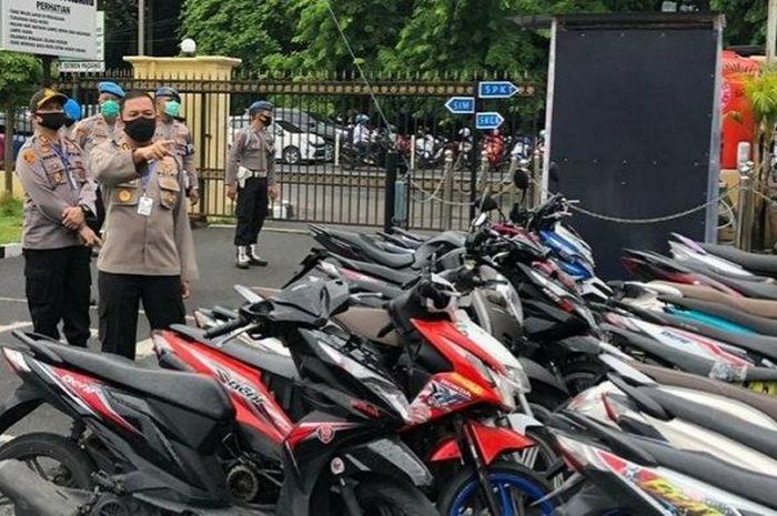  Kapolresta Padang, Kombes Pol Yulmar Try Himawan pada saat menunjuk motor hasil razia antisipasi balap liar dan tawuran, Selasa (28/4/2020). 