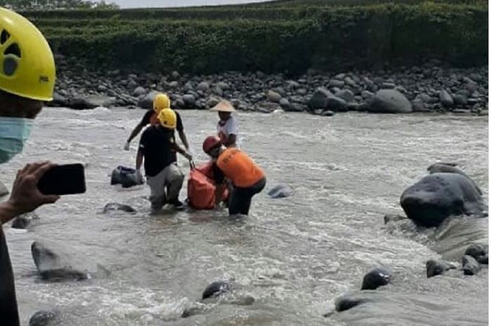 Evakuasi sesosok mayat perempuan di Sungai Merawu - Petambakan, Banjarnegara pada hari Jumat 24 April 2020.