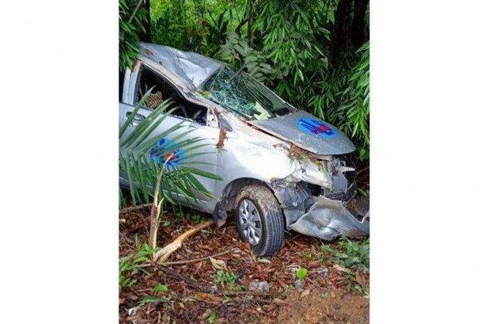 Toyota Avanza ringsek usai terjang Honda BeAT di Batam