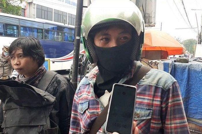Pengendara sepeda motor asal Cikokol, Kota Tangerang, Provinsi Banten yang hendak pulang kampung lantaran sudah tak ada pekerjaan dan penghasilan, Agung (28) dan Samtirawan (29)
