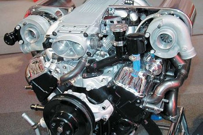 Mesin V8 dengan dual turbocharger