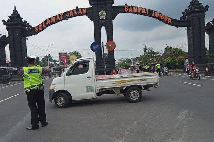 Polres Magelang Melaksanakan Penyekatan kendaraan di perbatasan Salam, Kabupaten Magelang.