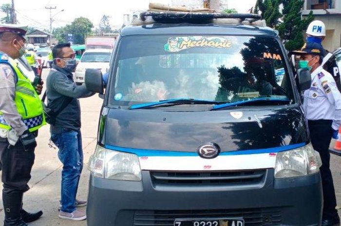 Ilustrasi mobil luar kota diperiksa di pos PSBB Kabupaten Bandung Barat
