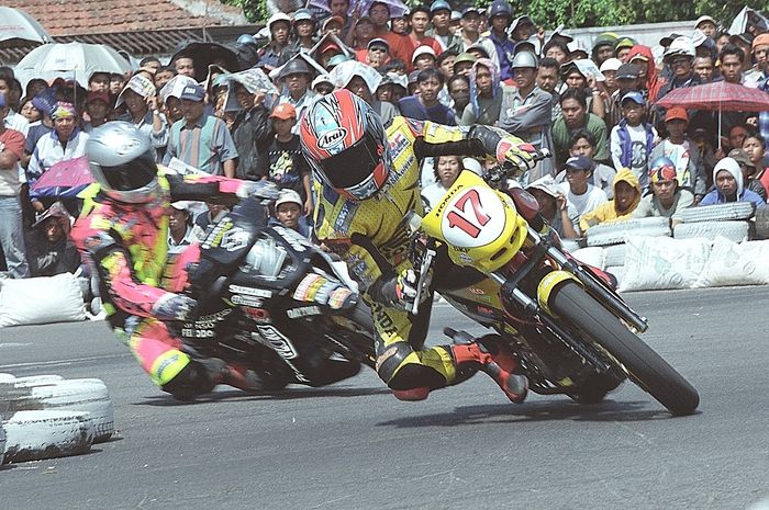 Road Race Kelas Underbone 2-tak Ahmad Jayadi (17) pakai Honda Tena dan Hendriansyah (2) pakai Suzuki RG Sport