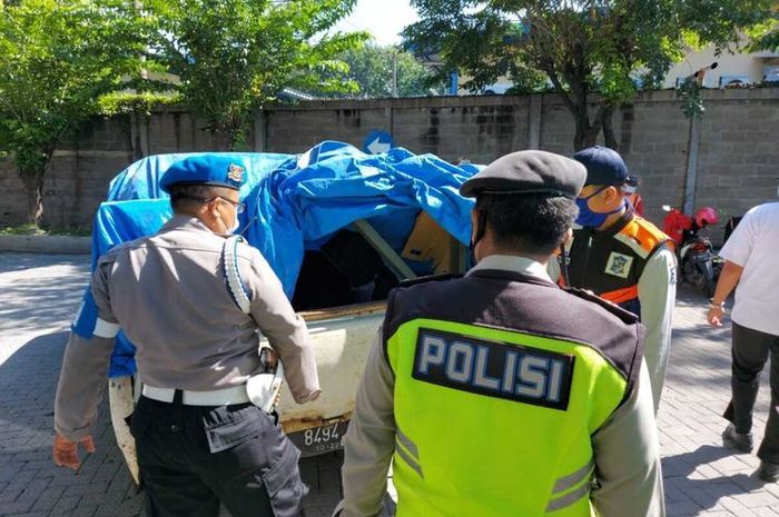 Isuzu Panther yang mengangkut penumpang di bak saat dilaksanakannya PSBB di Surabaya