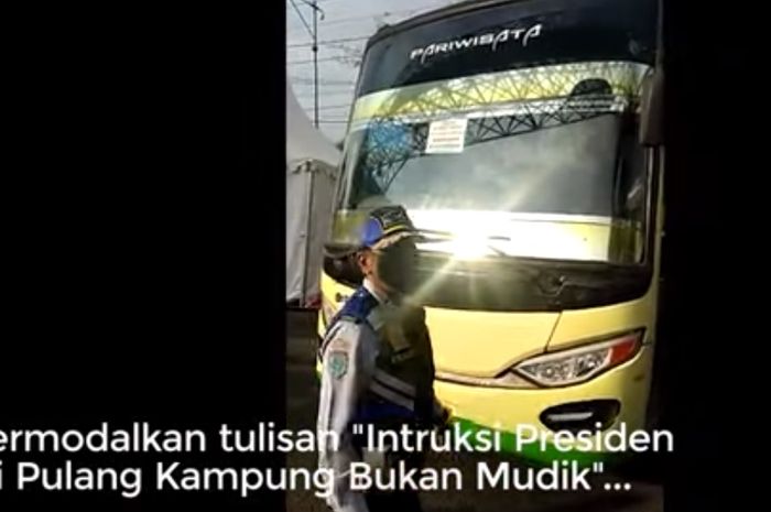 Bus pariwisata PO Putra Amanah yang membawa pemudik dari Sumatera menuju Kota Solo dan Pati dicegat petugas Dishub Semarang, Selasa (28/4/2020).