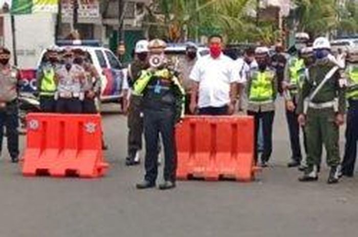 Polres Cianjur melakukan penutupan jalan di jalan utama masuk Kota Cianjur guna mengantisipasi masyarakat yang berkumpul untuk ngabuburit