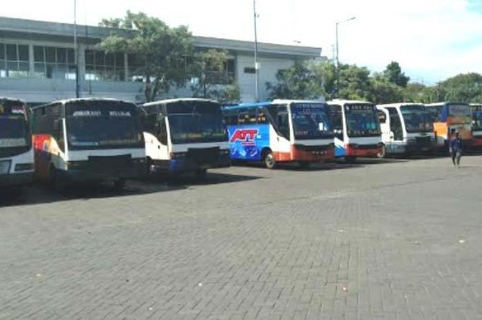 Deretan bus di Terminal Purabaya tak beroperasi, Rabu sore (29/4/2020), sejak diberlakukan Pembatasan Sosial Berskala Besar (PSBB) di Surabaya Raya.