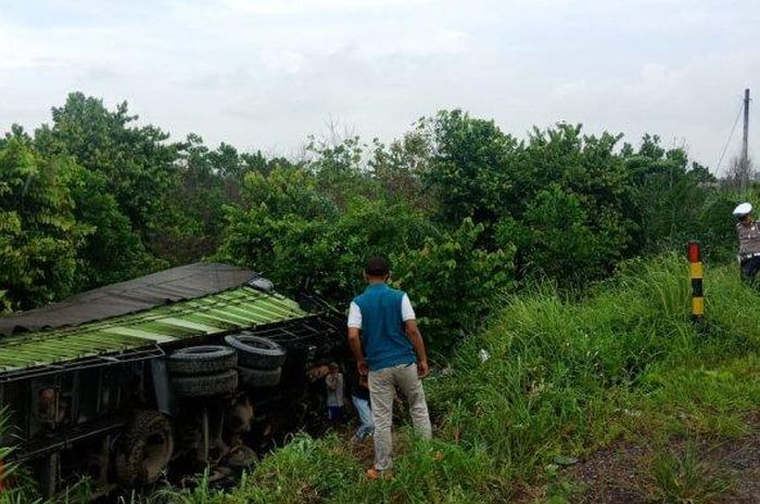 Truk Fuso Nyungsep ke Jurang di Jalintim Mesuji, Sopir Sempat Tergencet Badan Truk.