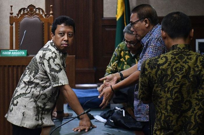 Terdakwa kasus suap jual beli jabatan di lingkungan Kementerian Agama Romahurmuziy (kiri) berbincang dengan kuasa hukumnya usai sidang tuntutan di Pengadilan Tipikor Jakarta Pusat, Jakarta, Senin (6/1/2020). 