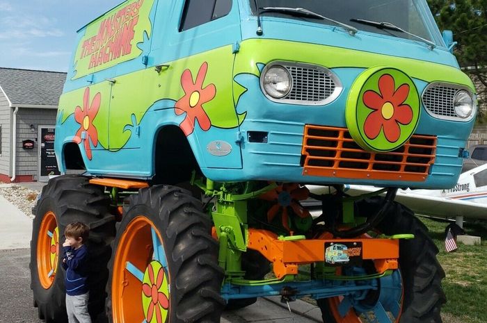 Monstery Machine, replika dari Mystery Machine di kartun Scooby-Doo
