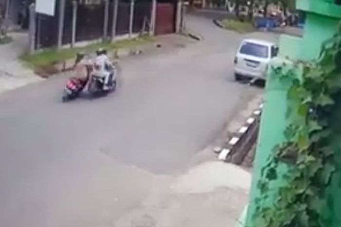 Viral sebuah video rekaman CCTV yang menunjukan peristiwa penjambretan di Kecamatan Kotabaru, Jambi.